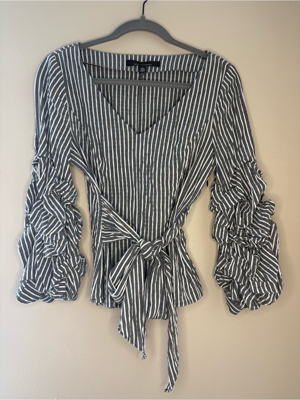 WHBM Seersucker Ruffle Statement Sleeve Blouse White House Black Market Size 4 - Picture 5 of 10